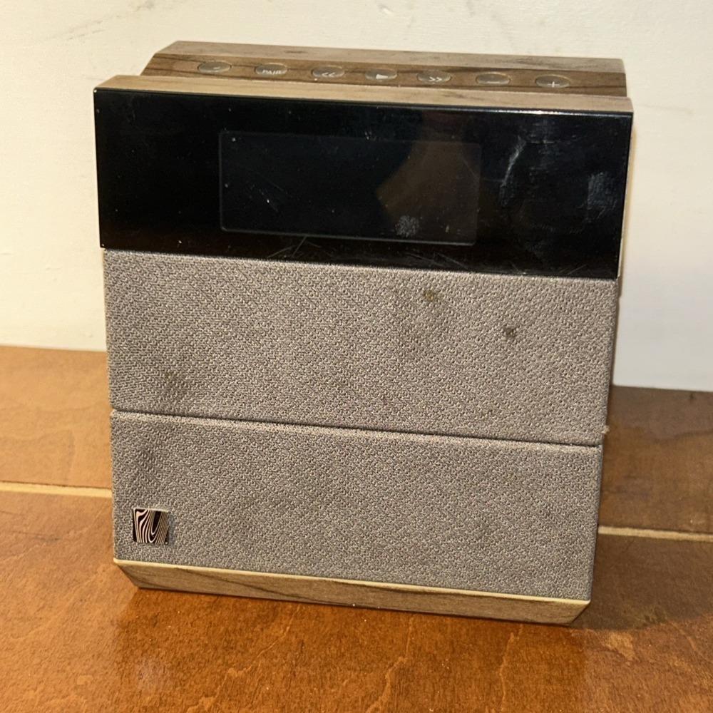 Soundfreaq Sound Rise SFQ-08 Wood Effect Bluetooth Speaker FM Radio Clock C3